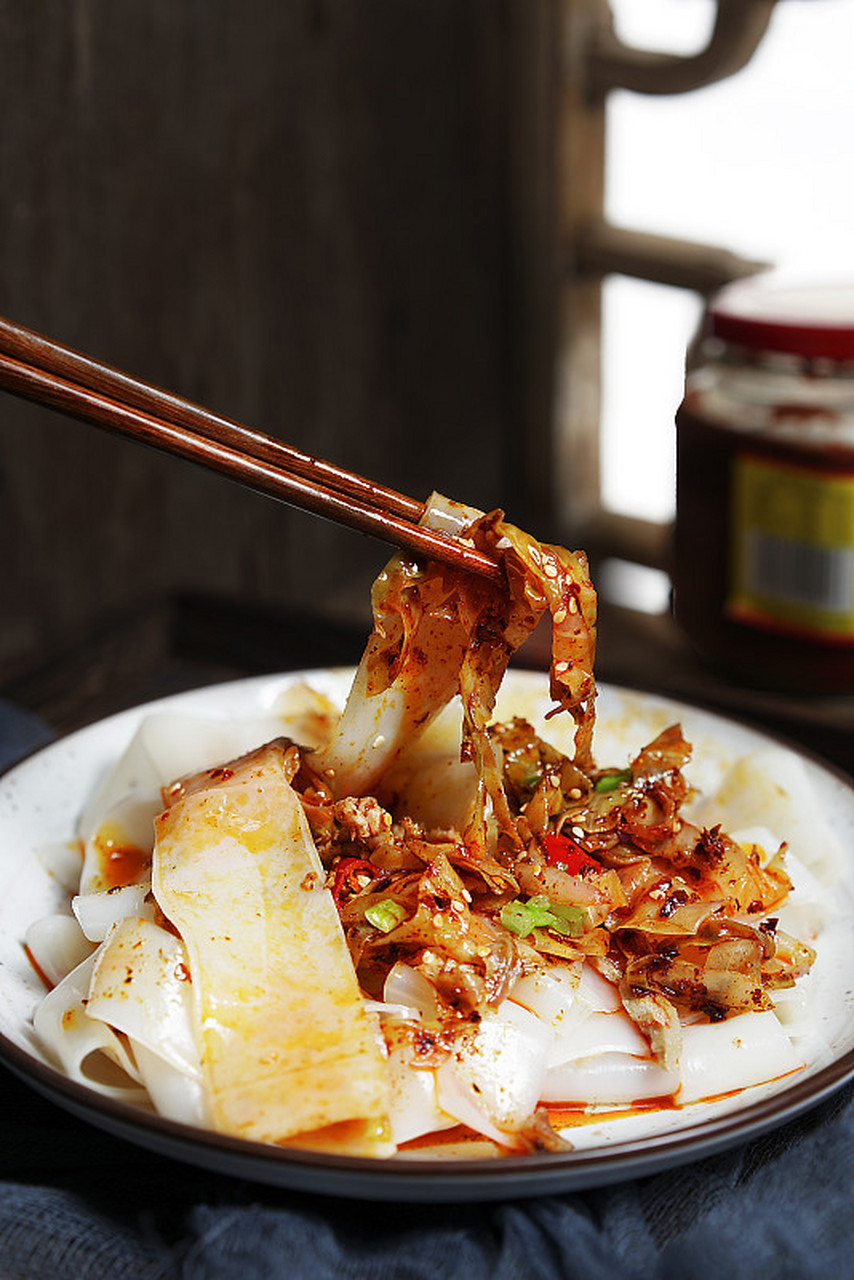 西安凉皮：藏在街头巷..